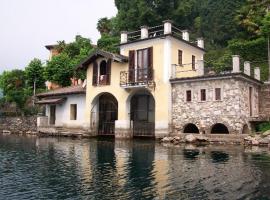 boat house facing the lake, villa em Orta San Giulio