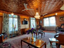 Luxury Inn Badyari Palace Houseboat, hotel in Srinagar