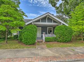 Bright Greensboro Escape about 1 Mi to Downtown, hotel i Greensboro