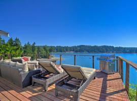 Waterfront Gig Harbor Home with Furnished Deck、ギグハーバーの駐車場付きホテル
