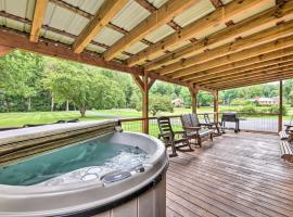 Campbell Retreat in Maggie Valley with Deck!, hotel di Maggie Valley