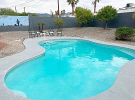 Spacious Getaway! Pool, Spa, Sleeps 9, hôtel à Lake Havasu City