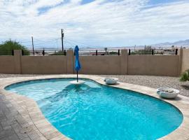 Havasu Retreat! Pool, Spa, Gym & View, ubytování v soukromí v destinaci Lake Havasu City