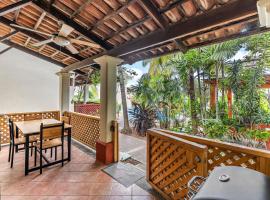 Colorful, Classy, Modern Split-Level Near Beach with Pool, nhà nghỉ dưỡng ở Coco