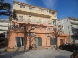 Apartments and rooms with parking space Makarska - 13979
