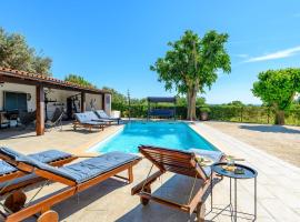 Cozy Home In Galizana With Outdoor Swimming Pool – luksusowy hotel w mieście Galižana