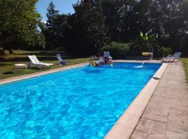 Pis-en-lits, hotel dengan kolam renang di Vire-sur-Lot