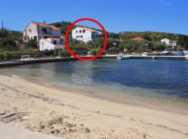 Apartments by the sea Lukoran (Ugljan) - 8397, ξενοδοχείο σε Lukoran
