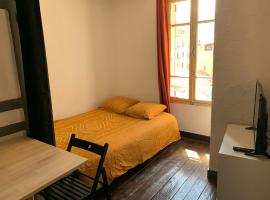 Studio 1 lit double et un canapé, hôtel à Barcelonnette