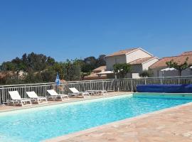Mini villa avec piscine collective dans résidence., villa à Cervione