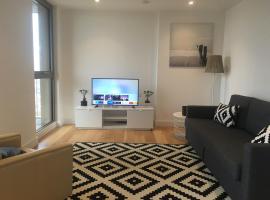 LUXURY SERVICED APARTMENT*****, hotel with jacuzzis in Croydon