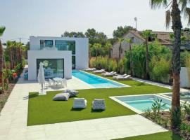 Contemporary villa near Sitges Hills, hotel con piscina en Barcelona