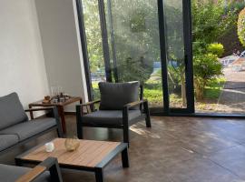 3 Bedroom Apartment with pool, hotel v destinaci Čeluga