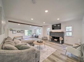 Bright and Airy Liberty Lake Abode with Backyard!, ξενοδοχείο σε Liberty Lake