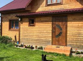 HOUSE Mold, cabaña o casa de campo en Lazeshchyna