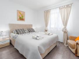 Alex Deluxe Apartments on Beach，位于波雷奇的酒店