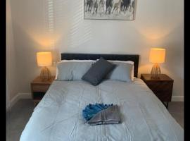 Beautiful Room in Apartment near Town Centre: Rugby'de bir kiralık tatil yeri