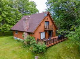 Bluebird Manor on the Water, 2 Acres & Amenities, cottage in Liberty