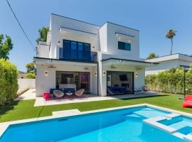 Posh Luxury Modern Home with Pool Spa and Rooftop Deck, mökki kohteessa Encino