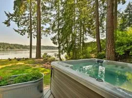 Dreamy Wooded Cabin with Private Beach and Kayaks!