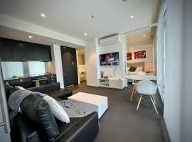 Luxury 2 Bedroom Suite near Adelaide with a car park
