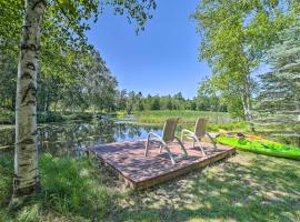 Atlanta Waterfront Cabin with Dock and Kayaks!, hotel a Atlanta