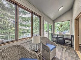 Dreamy, Family-Friendly Cloudcroft Townhome!, hotel in Cloudcroft