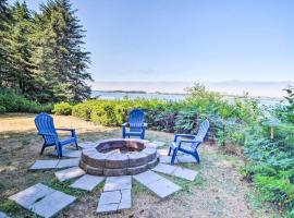 Enchanting Coos Bay Sanctuary with Lush Views!, cabaña en Coos Bay