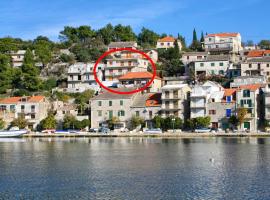 Apartments by the sea Povlja, Brac - 14399, hotel di Povlja