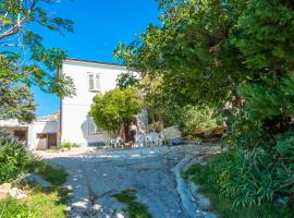 Holiday house with a parking space Kustici, Pag - 14438, hotell i Zubovići