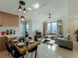 SOPHIA'S HOME - CITY and HILL VIEW 3BR at 218 Tropicana Macalister with Netflix & TV Box