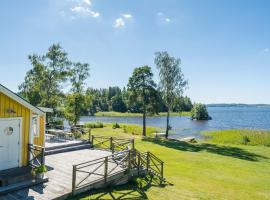 Nice cottage with a panoramic view of Lake Ylen, hotel v destinácii Lekeryd