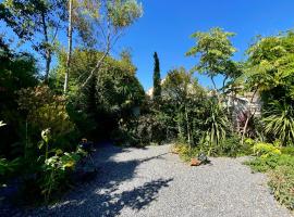 Maison dans sa Jungle, aux milliers d’espèces…, hotel with parking in Montmagny