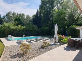 La villa provençale, hotel con piscina en Sarrians