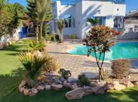 Au jardin d’Aghir: Villa arborée, avec piscine privée sans vis à vis!: Aghīr şehrinde bir otel