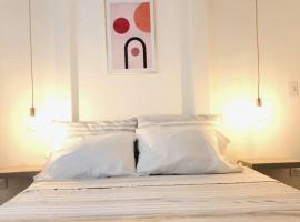 Apartaestudio moderno y acogedor con PARKING, hotell i Sabaneta