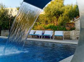 Apartment Levarda with private hydromassage pool, cabaña o casa de campo en Okrug Gornji