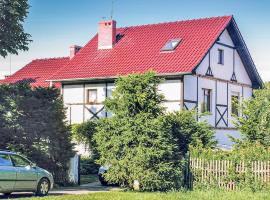 3 Bedroom Stunning Home In Darlowo, koča v mestu Darłowo