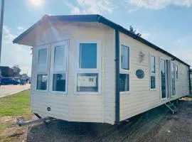 Luxury 2 Bedroom 2 bathroom Caravan-small sofa 1 pers