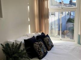 3-Bed Luxe Truro Townhouse Gem. Escape in Style!, feriebolig i Truro