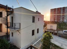 ALIKO's peaceful house, close to bus terminal, cabaña o casa de campo en Tirana