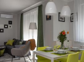 Sunny home near BUD with 2BR, AC and free parking, apartman u gradu 'Vecsés'