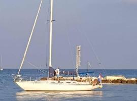 La tua stanza a vela sul mare, båt i Bari