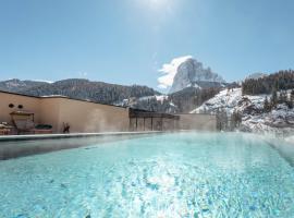 Hotel Touring Dolomites, hotelli kohteessa Santa Cristina in Val Gardena