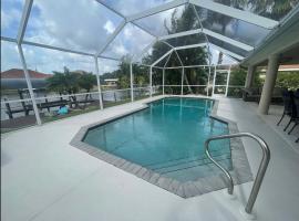 Tropical Oasis with Heated pool on the water, Ferienunterkunft in Cape Coral