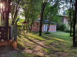 Cabaña en El Trapiche Jotita Jota, hôtel avec parking à Trapiche