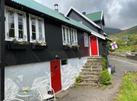 Charming and Authentic Heritage Retreat in Kvívík - right next to the river、Kvívíkの別荘