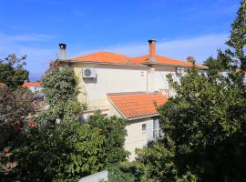 Apartments with parking space Supetar, Brac - 16656