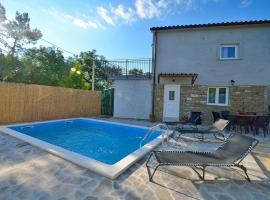 Holiday house with a swimming pool Sovinjsko Polje, Central Istria - Sredisnja Istra - 16806, hotel con parking en Buzet