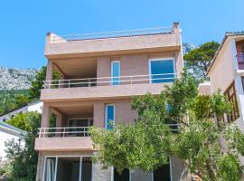 Apartments with parking space Brela, Makarska - 16596, hotel a Brela